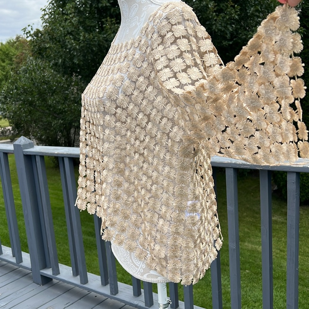 Ivory/Cream Sheer Flower Crochet-Like Top Never Worn - Picture 4 of 16
